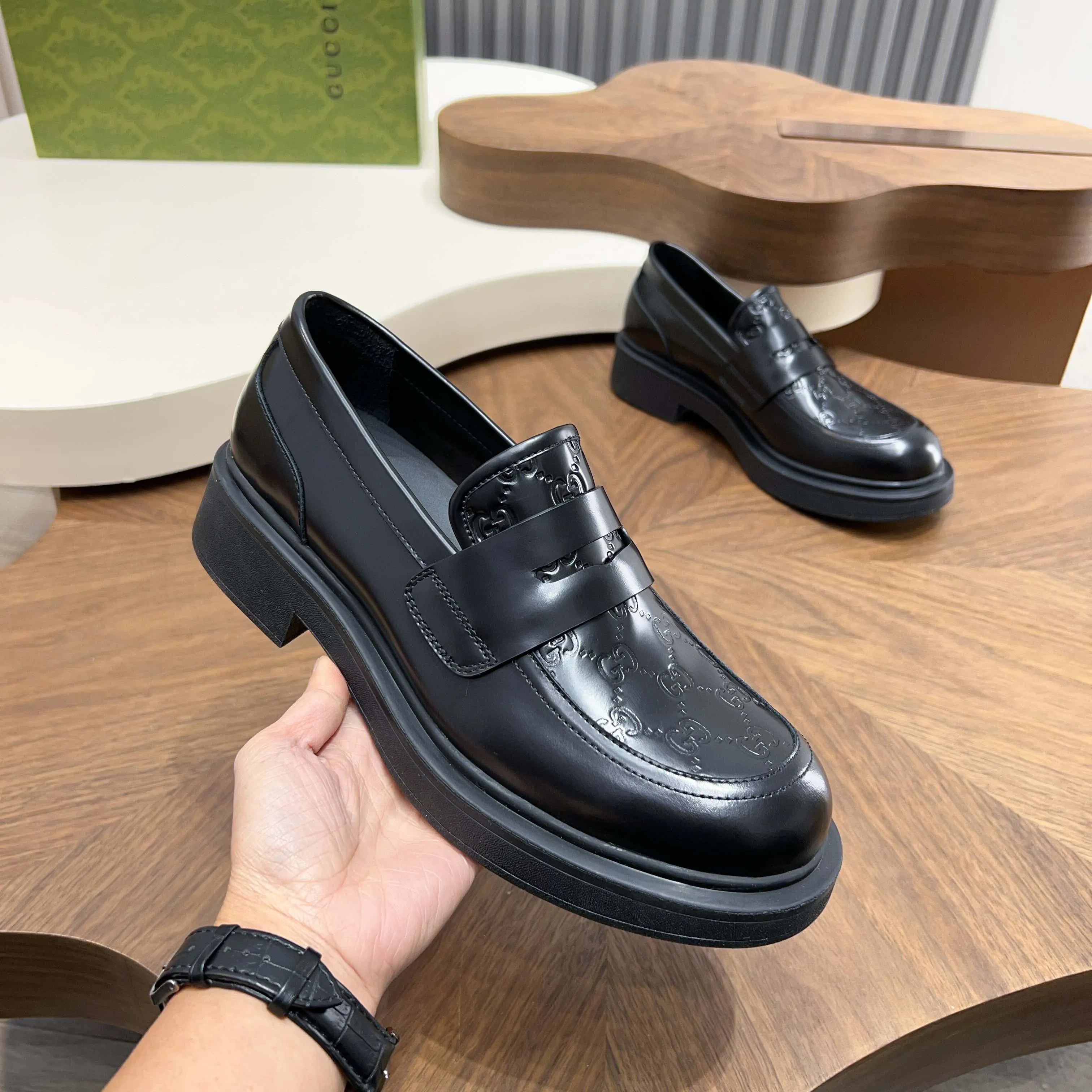 💰780 Gucci/Gucci new men’s lace-up shoes with GG details, matte cow leather derby shoes! The design of this men's lace-up shoe is rooted in the brand's heritage. Crafted from premium waxed cow leather, it is embellished with GG printed embossed suede leather details, a nod to Gucci's iconic monogram. The rubber sole decorated with GG pattern adds a touch of modern fashion to this design. Typical three-joint style design. European and American classic version, full calfskin lining. The overall upper texture is soft and the lining is comfortable and breathable. 2CM thickened soft rubber sole, easy to control. Versatile and stylish upper foot, multiple colors available to meet different matching needs, complete package! Size: 39-40-41-42-43-44 leather shoe size (38.45.46 can be customized)